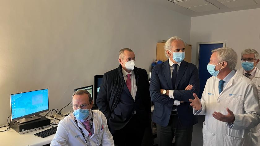 El Hospital público Ramón y Cajal de la Comunidad de Madrid empleará una tecnología innovadora para prevenir enfermedades cardiacas El consejero Enrique Escudero conversa con los médicos del Ramón y Cajal