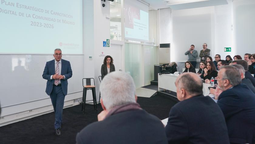 La Comunidad incluirá a las entidades locales de menos de 20.000 habitantes en los planes de formación de Madrid Digital El consejero Carlos Izquierdo durante la intervención