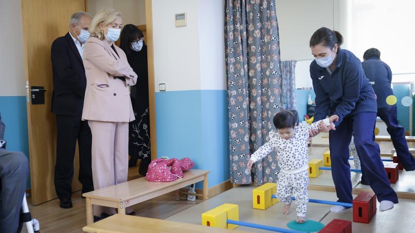 La Comunidad de Madrid incrementará más del 50% el número de plazas gratuitas en atención temprana para niños de hasta 6 años La consejera Concepción Dancausa durante la visita al centro