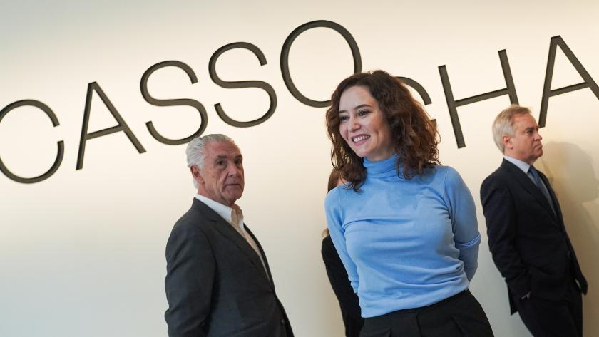 Díaz Ayuso visita la muestra dedicada a Pablo Picasso y Gabrielle Chanel en el Museo Thyssen-Bornemisza La presidenta recorriendo la exposición