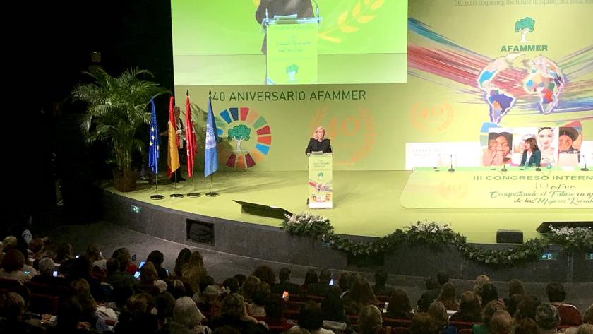 La consejera Concepción Dancausa clausura el III Congreso Internacional de AFAMMER La consejera en el escenario interviniendo