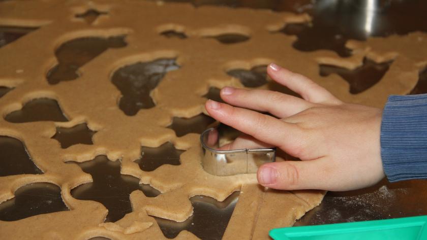 Mano de un niño haciendo galletas