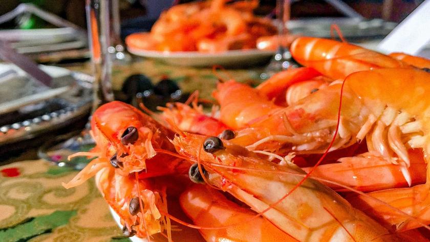 Langostinos en la mesa