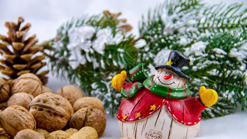 Mesa con muñeco de nieve y nueces