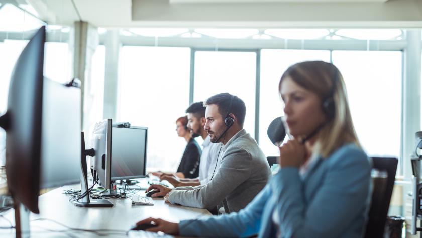Atención telefónica Trabajadores call center teléfono ordenador