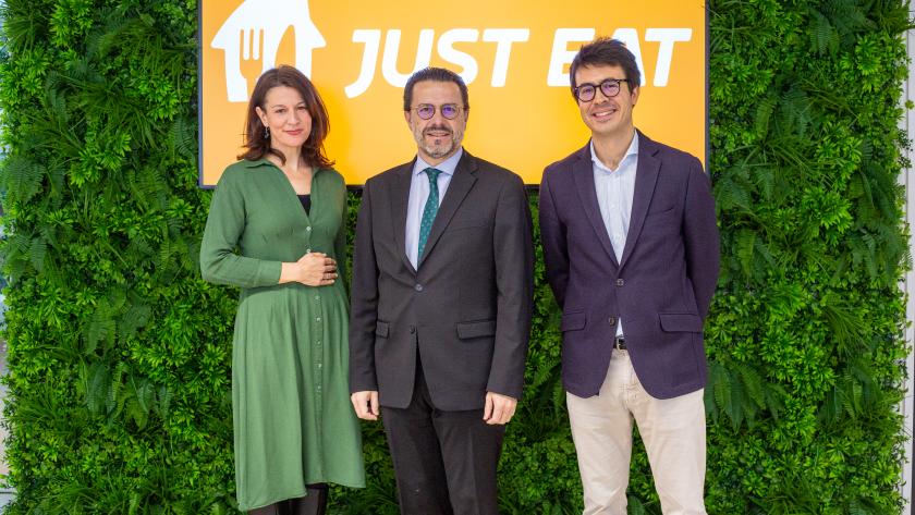 El consejero Javier Lasquetty con algunos de los representantes de Just Eat