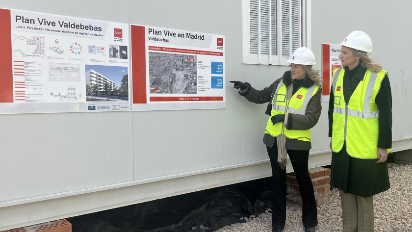 La Comunidad de Madrid construye cerca de 800 viviendas para su alquiler asequible en la capital La consejera Paloma Martín observa el plano de las obras