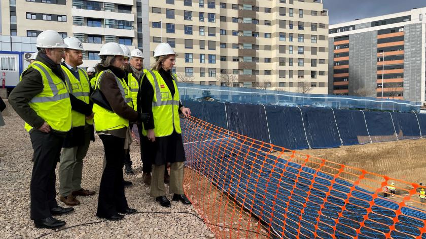 La Comunidad de Madrid construye cerca de 800 viviendas para su alquiler asequible en la capital La consejera Paloma Martín observa las obras del desarrollo de las viviendas