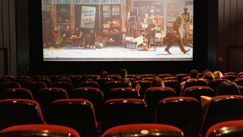 La Comunidad de Madrid invierte casi 5 millones de euros en el fortalecimiento del sector cultural Una sala de cine mientras se emite una película