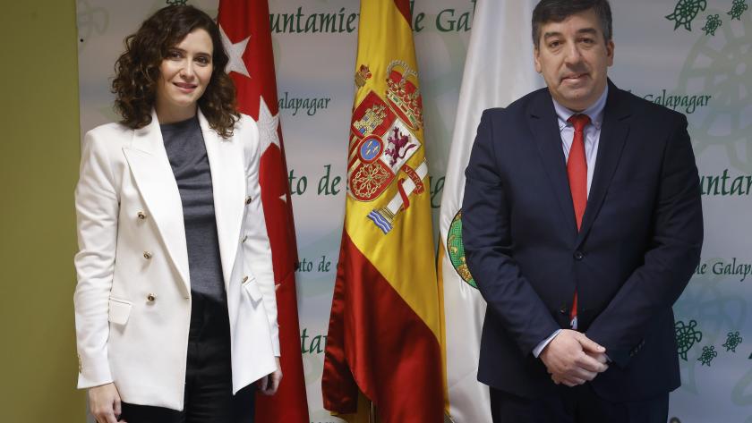 Díaz Ayuso avanza más de 35 millones de euros en obras y mejoras de infraestructuras en Galapagar La presidenta junto al alcalde de Galapagar