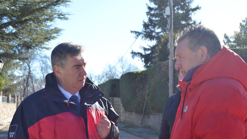 La Comunidad de Madrid instala 53 farolas con tecnología LED en seis calles de Becerril de la Sierra El viceconsejero José Antonio Sánchez durante su visita al municipio