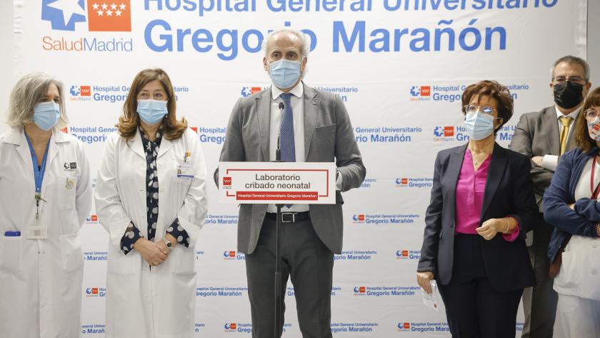 El consejero Ruiz Escudero ofrece unas palabras tras su visita al hospital