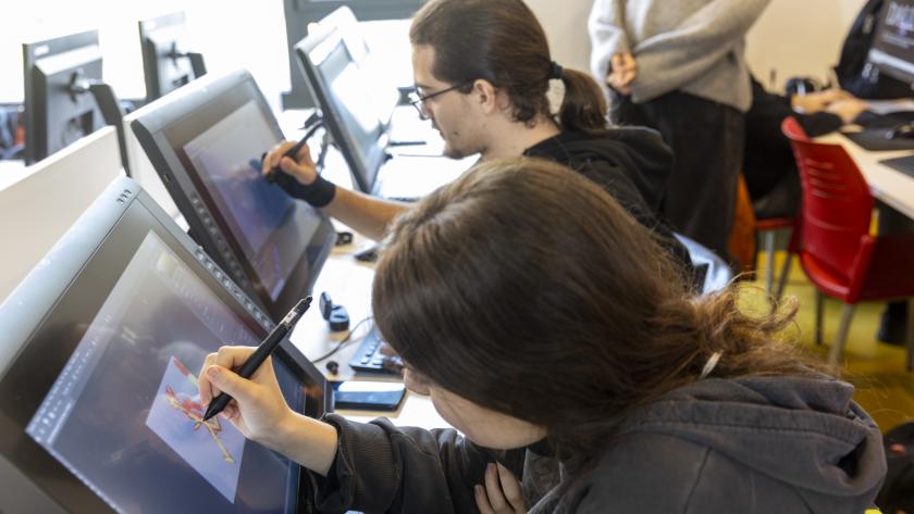 La Comunidad de Madrid acoge la exposición de los videojuegos presentados en la Game Jam Madrid Crea Unos jóvenes con unos lápices pintando en una pantalla