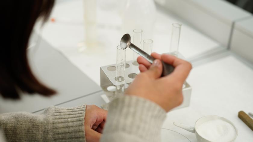 La Comunidad de Madrid moderniza los laboratorios de cerca del 45% de los institutos públicos de la región Unas manos de una niña realizando un experimento