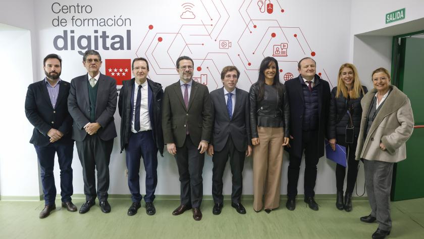 La Comunidad de Madrid formará a más de 2.000 alumnos en Tecnologías de la Información en un nuevo centro en San Blas El consejero Javier-Fernández Lasquetty durante la visita