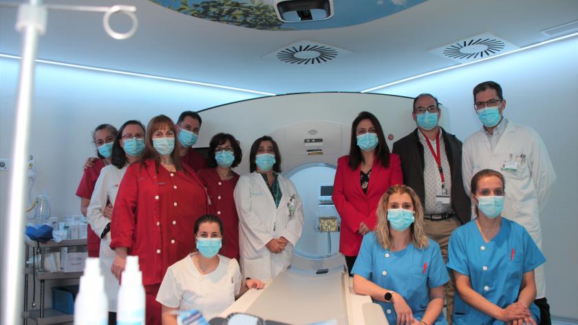 Personal del Servicio de Diagnóstico por Imagen junto con la dirección del Hospital Universitario de Fuenlabrada Personas en un entorno sanitario