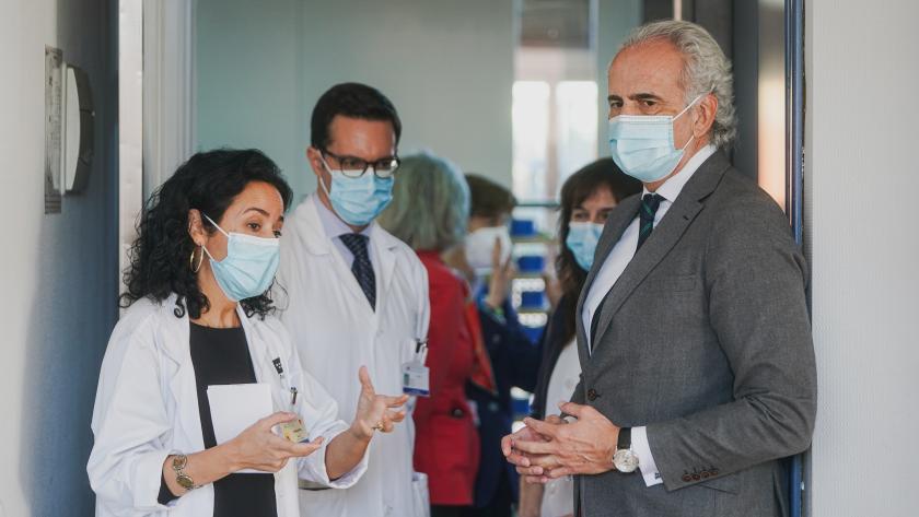 El consejero Enrique Ruiz Escudero saluda a los sanitarios del Santa Cristina Los profesionales del hospital Santa Cristina con el consejero Enrique Escudero
