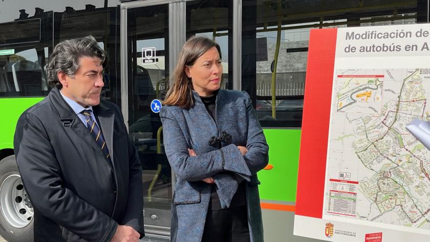 La Comunidad de Madrid mejora la línea urbana de autobús de Arroyomolinos y la convierte en una circular con doble sentido El consejero David Pérez observando un autobús