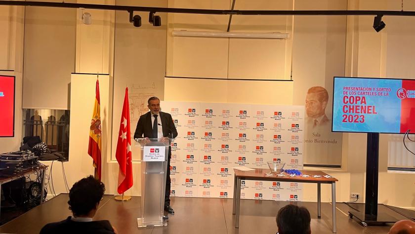 Enrique López asiste a la presentación de una nueva edición de la Copa Chenel El consejero interviniendo en el atril