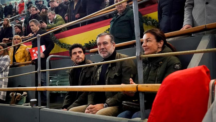 Enrique López sentado en el tendido de la plaza de toros