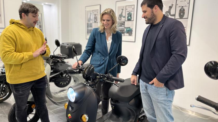 La consejera mirando unas motos eléctricas