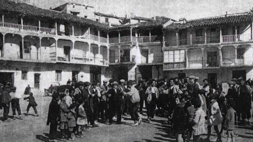 La Comunidad de Madrid recuperará la historia de las plazas municipales de la región con una muestra fotográfica inédita Imagen antigua de la plaza de Chinchón