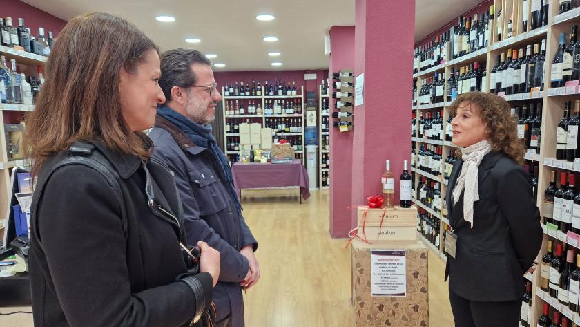 El consejero Javier Fernández-Lasquetty ha visitado uno de los negocios participantes en el programa Diagnóstico Global del Pequeño Comercio Minorista El consejero en el establecimiento