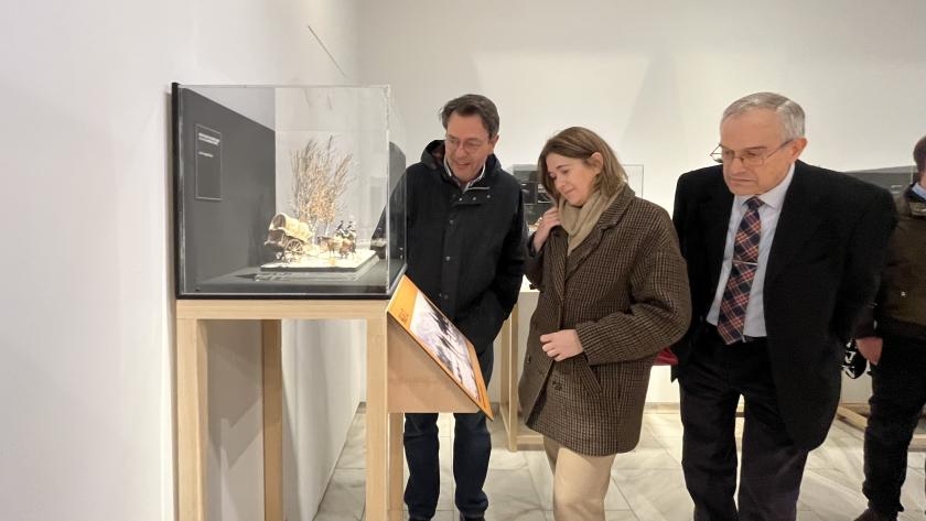 La consejera Marta Rivera acude a la inauguración de la exposición Arte, historia y miniatura. Ferrer-Dalmau en 3 dimensiones La consejera recorriendo la exposición