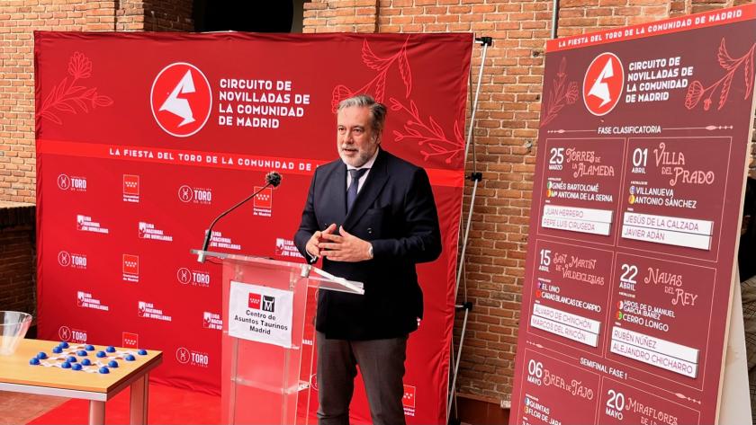 El consejero Enrique López presenta el Circuito de Novilladas en la Plaza de Las Ventas El consejero interviniendo en el atril