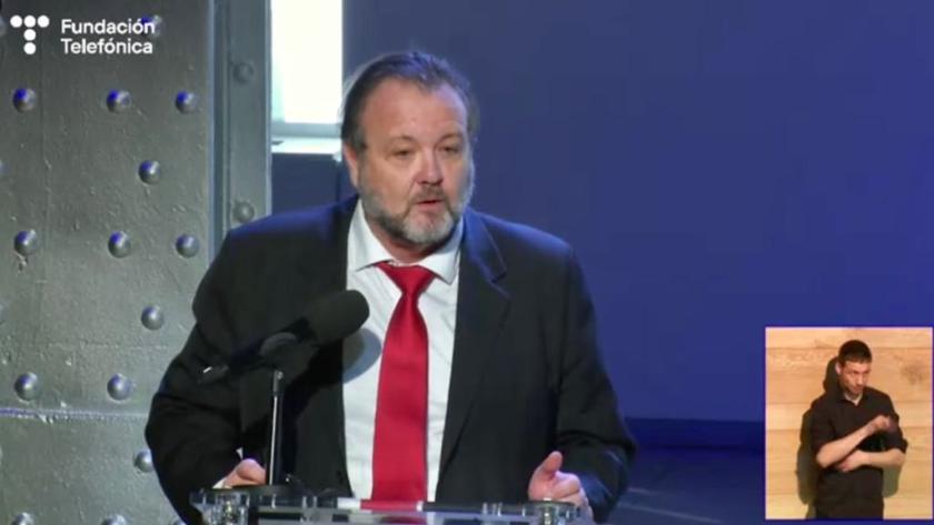 Hombre hablando desde un atril