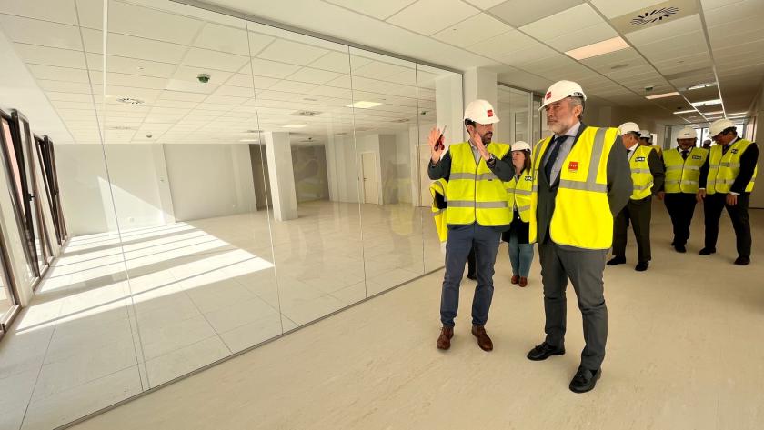 El consejero Enrique López visitando las obras del los juzgados