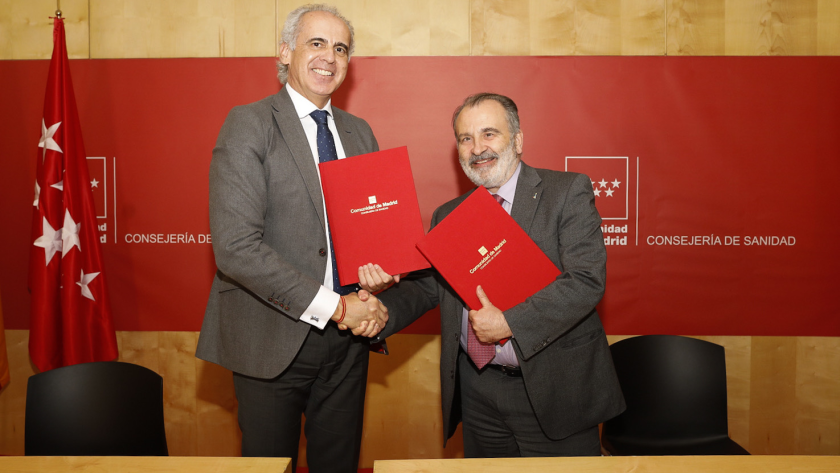 El consejero de Sanidad, Enrique Ruiz Escudero, y el Delegado de ONCE en Madrid, Luis Natalio Royo tras la firma del convenio 