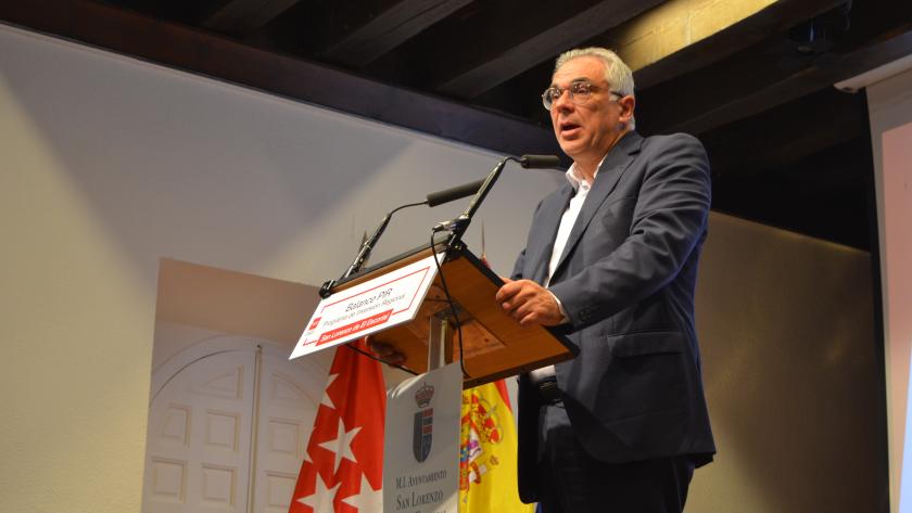 El consejero Carlos Izquierdo presenta el balance de legislatura del Programa de Inversión Regional El consejero interviniendo en el atril
