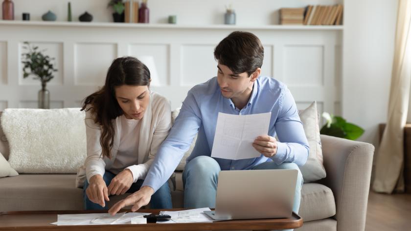 La Comunidad estrena una herramienta virtual que calcula el ahorro fiscal de los madrileños en el Impuesto de la Renta Una pareja calculando el irpf