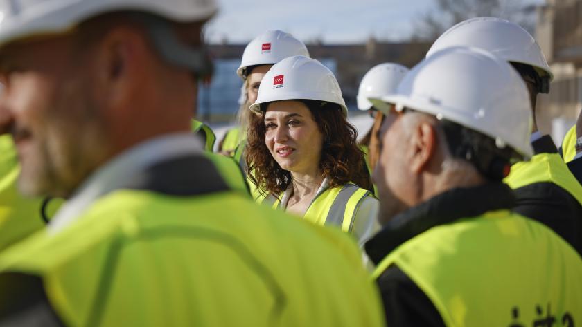 Díaz Ayuso comprueba en Alcorcón el estado de la promoción del Plan Vive más avanzada La presidenta recorriendo las obras