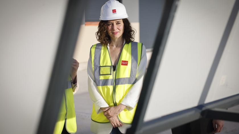 Díaz Ayuso comprueba en Alcorcón el estado de la promoción del Plan Vive más avanzada La presidenta recorriendo las obras