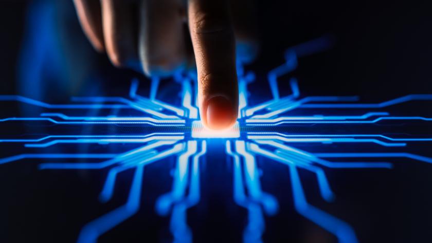 La Comunidad de Madrid aprueba la Estrategia de Digitalización 2023/26 como referente para la transformación tecnológica en la región Una mano apuntando una pantalla