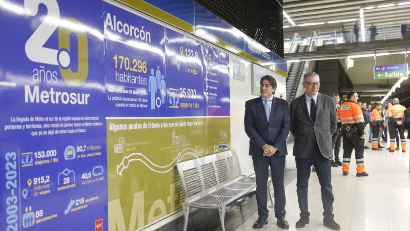 La Comunidad de Madrid celebra el 20º aniversario de Metrosur con un homenaje a los cinco municipios por los que circula El consejero y otros representantes en el aniversario