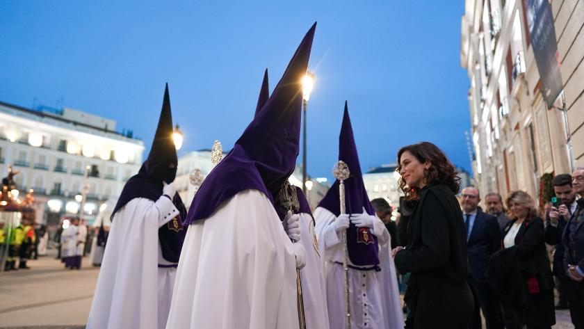 Díaz Ayuso recibe a la procesión de Nuestro Padre Jesús de la Salud y María Santísima de las Angustias La presidenta Isabel Díaz Ayuso en la Puerta del Sol