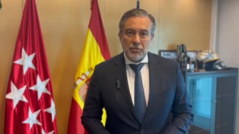 El consejero Enrique López desde su despacho