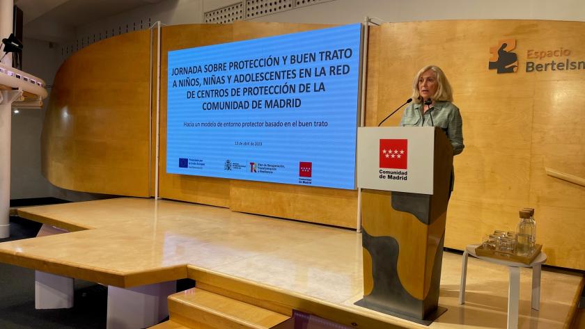 La Comunidad de Madrid promueve un modelo de intervención para crear entornos seguros en los centros de protección de menores La consejera Concha Dancausa durante su intervención