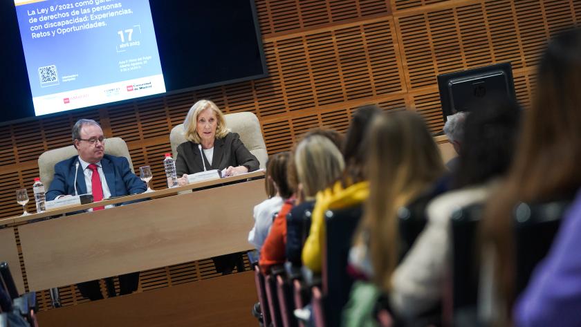 La Comunidad de Madrid promueve la máxima autonomía y el respeto a la voluntad y preferencias de las personas adultas con discapacidad La consejera durante el encuentro