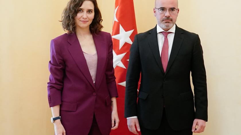 La Comunidad pide al delegado de Gobierno que cese el repliegue de efectivos de Guardia Civil en zonas rurales e invierta más recursos en Cercanías La presidenta junto al delegado de Gobierno