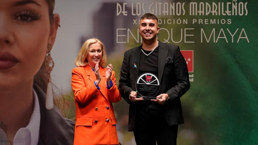 La consejera aplaude junto a uno de los galardonados