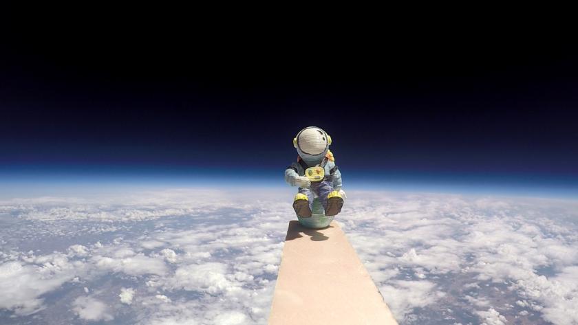 La Comunidad de Madrid lanza en globo a su primer astronauta de cartón dentro de los proyectos STEM aeroespaciales Astronauta de cartón de los proyectos STEM aeroespaciales
