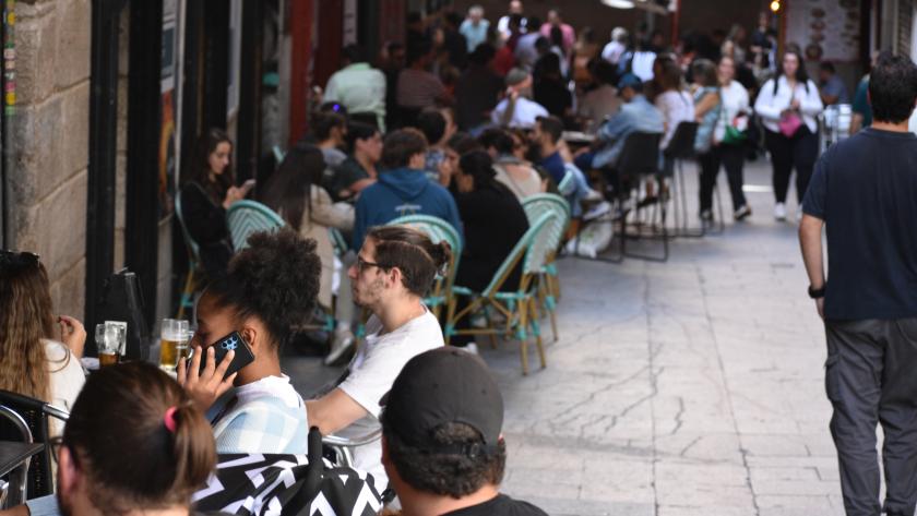 Díaz Ayuso anuncia ayudas económicas para los negocios con mayor antigüedad de la región Una terraza de Madrid