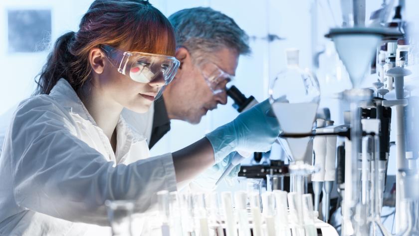 Mujer investigadora en laboratorio
