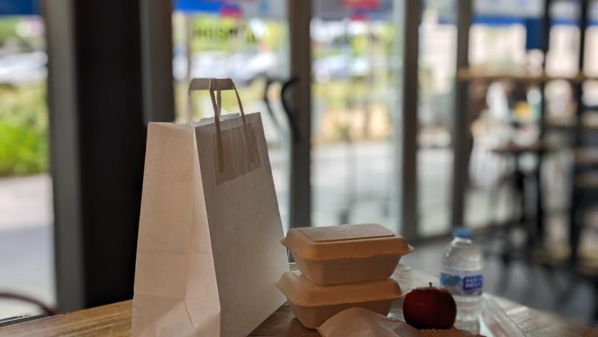 Comida envasada sobre una mesa