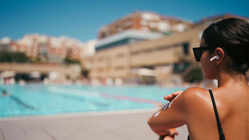La Comunidad de Madrid reitera la importancia de vigilar a los menores y extremar la precaución en el baño para evitar insolaciones y accidentes en piscinas Una mujer toma el sol en la piscina