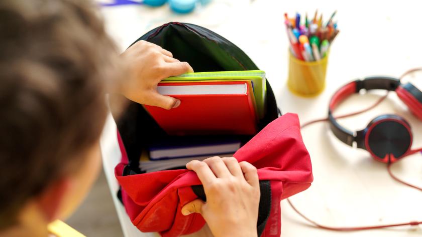Un alumno prepara su material escolar para el curso